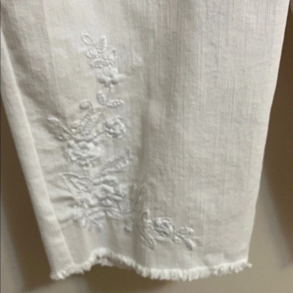 Alfred Dunner Blue Bayou White Capris with Embroidered Detail Elastic Waist 14P - Picture 6 of 14